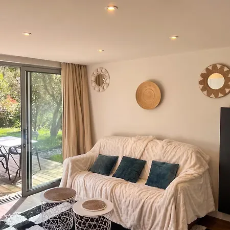 Convivial Avec Terrasse à Carignan-de-bordeaux, 28 M² Appartement *