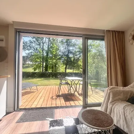 Appartement Convivial Avec Terrasse à Carignan-de-bordeaux, 28 M²