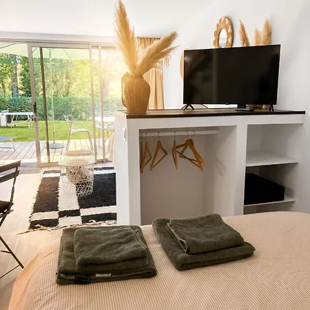 Convivial Avec Terrasse à Carignan-de-bordeaux, 28 M² Appartement